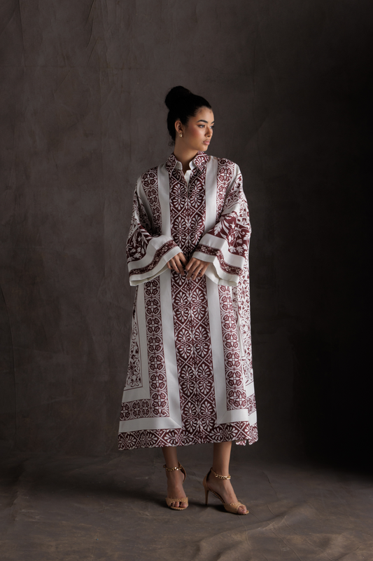 قفطان هندسي زهري باللونين الأبيض والأسود