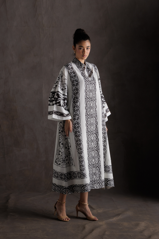قفطان هندسي زهري باللونين الأبيض والأسود
