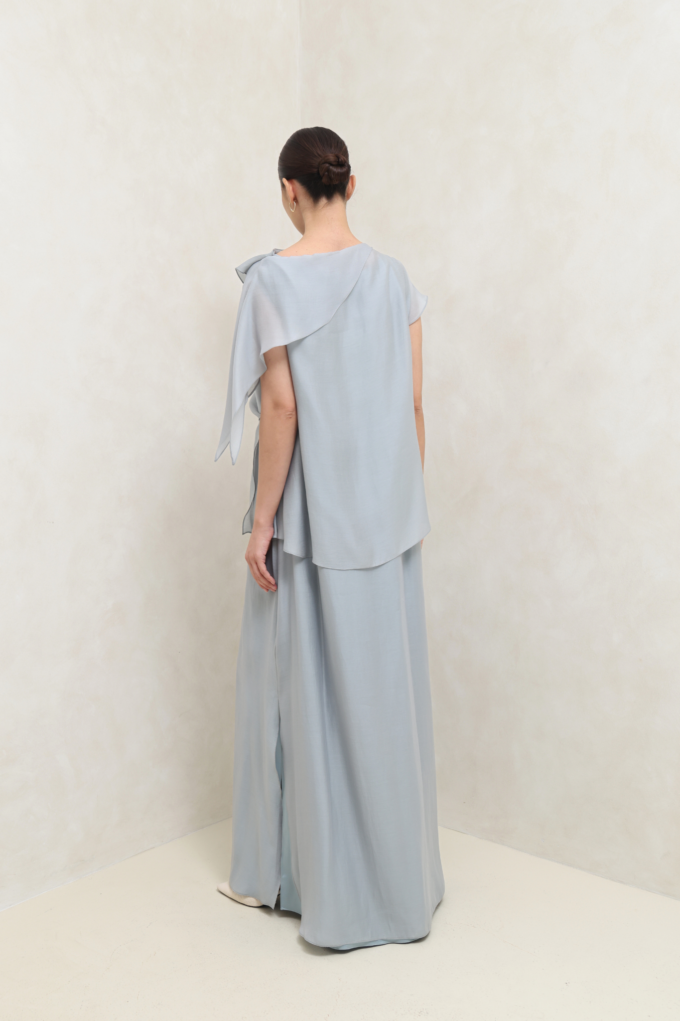 بدلة فستان بانسيابية رمادية ناعمة