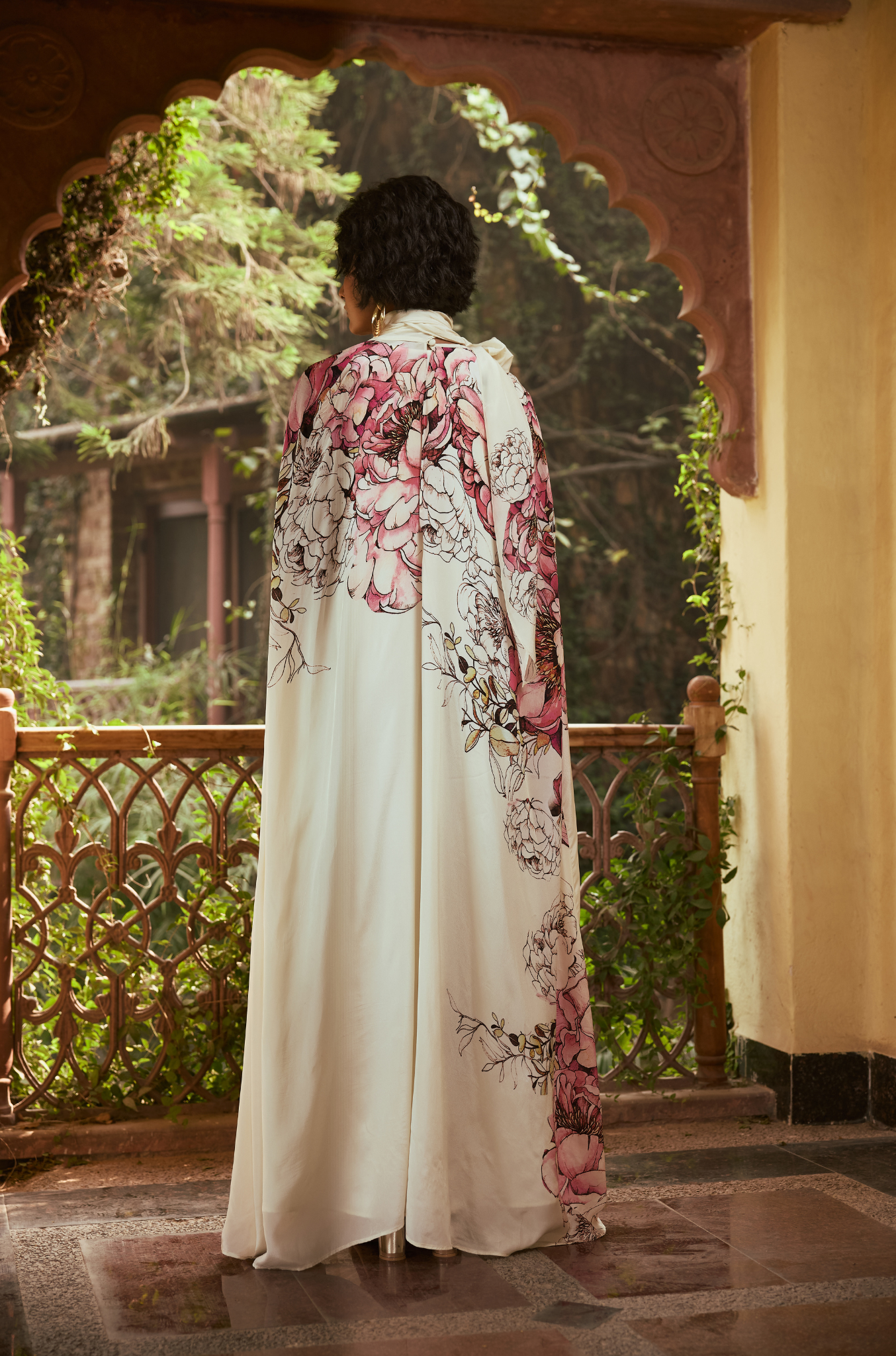 فستان بفيونكة على شكل زهرة الفاوانيا