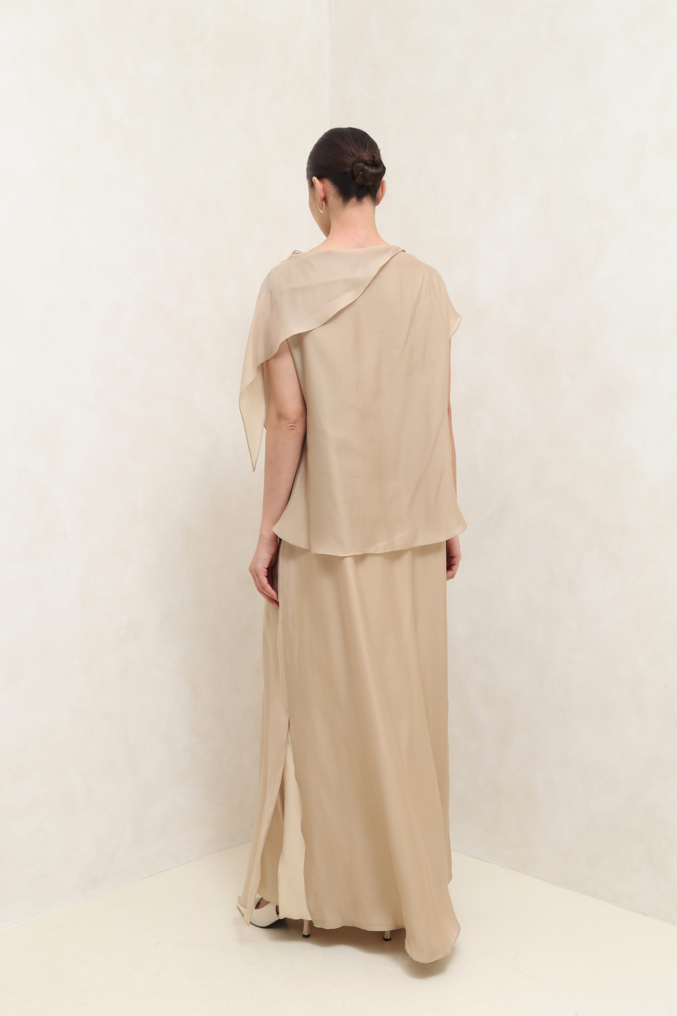 بدلة فستان بانسيابية رمادية ناعمة