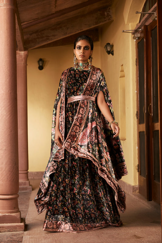 عباءة مخملية سوداء مزخرفة بالزهور