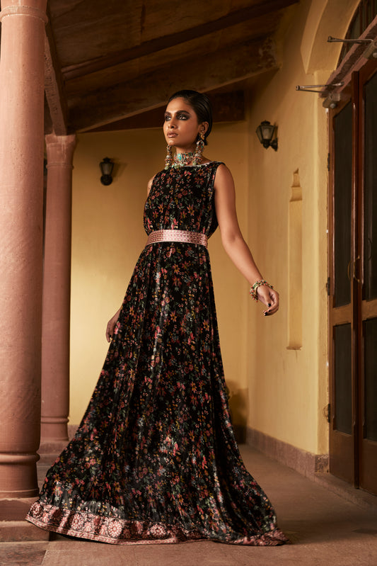 طقم تنورة مخملية مزخرفة بالأزهار