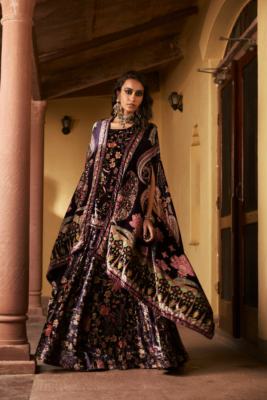 عباءة مخملية مزخرفة بالأزهار بلون كحلي