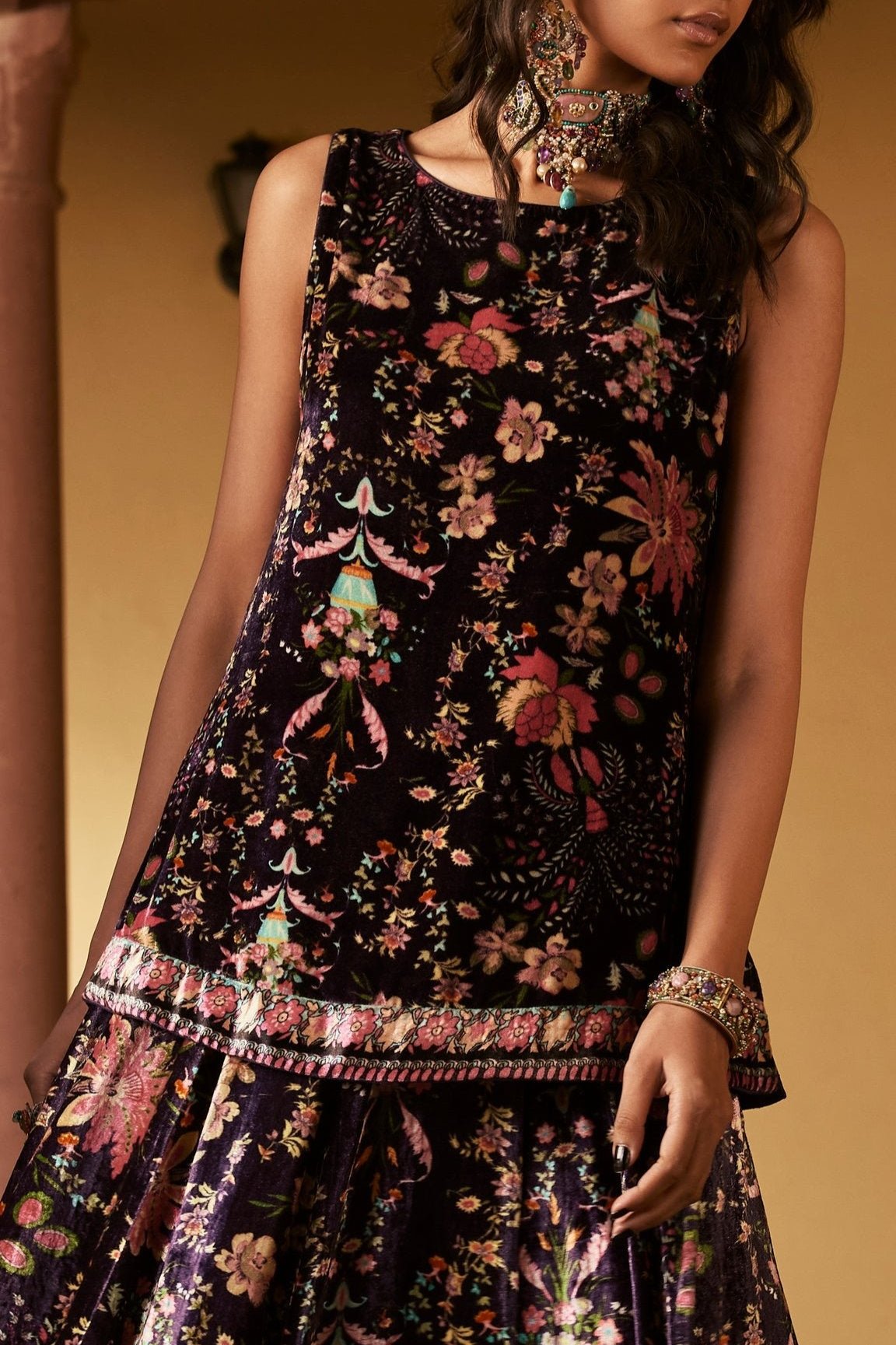 طقم تنورة مخملية مزخرفة بالأزهار