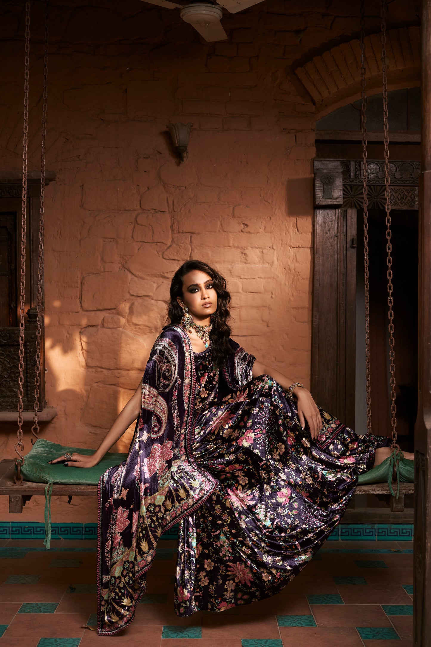 طقم تنورة مخملية مزخرفة بالأزهار