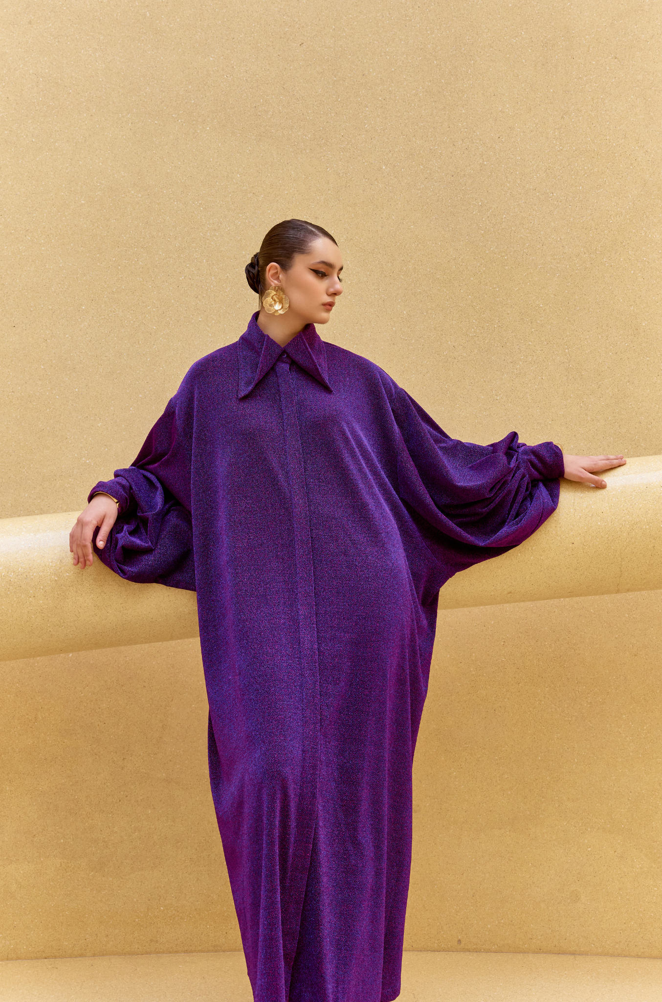 فستان لامع بأكمام بالون وياقة