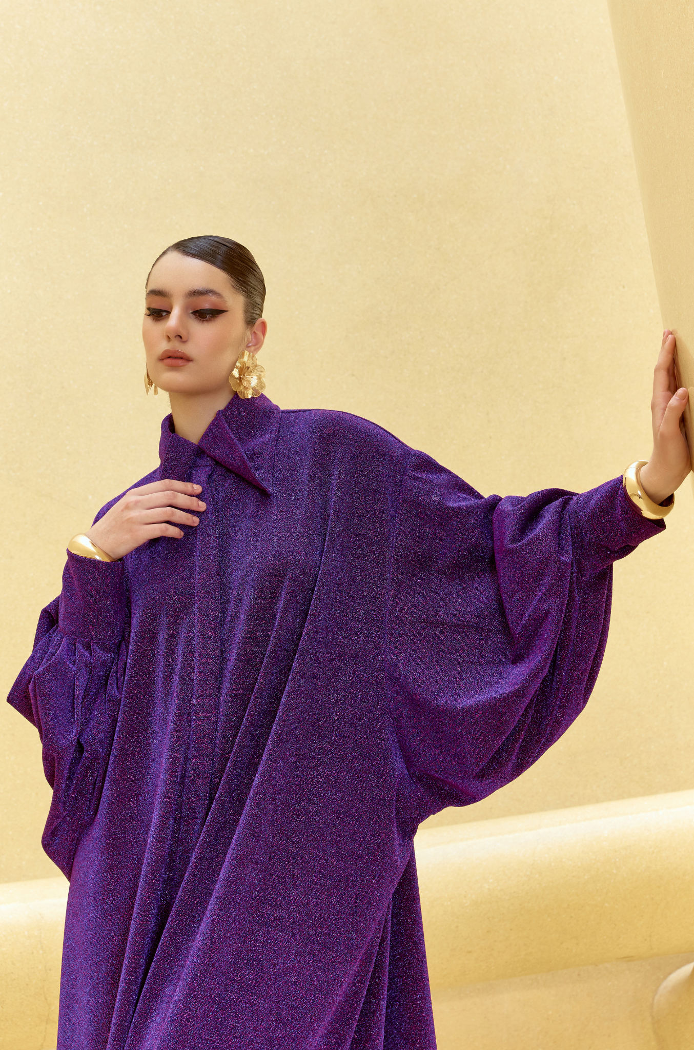 فستان لامع بأكمام بالون وياقة