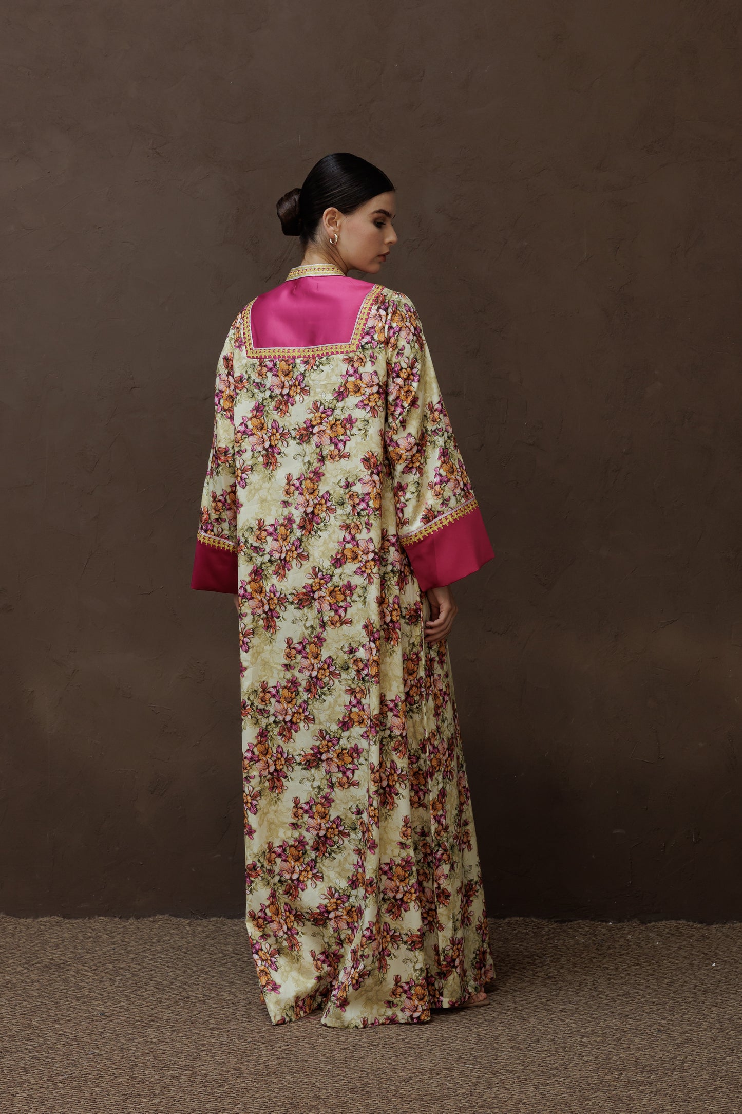 جلابية بإطار من الساتان