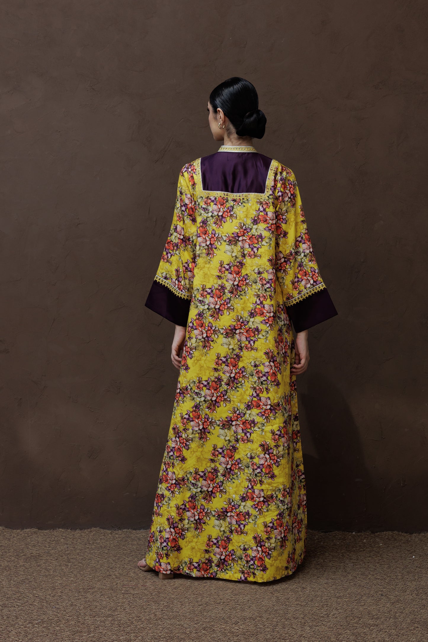 جلابية بإطار من الساتان