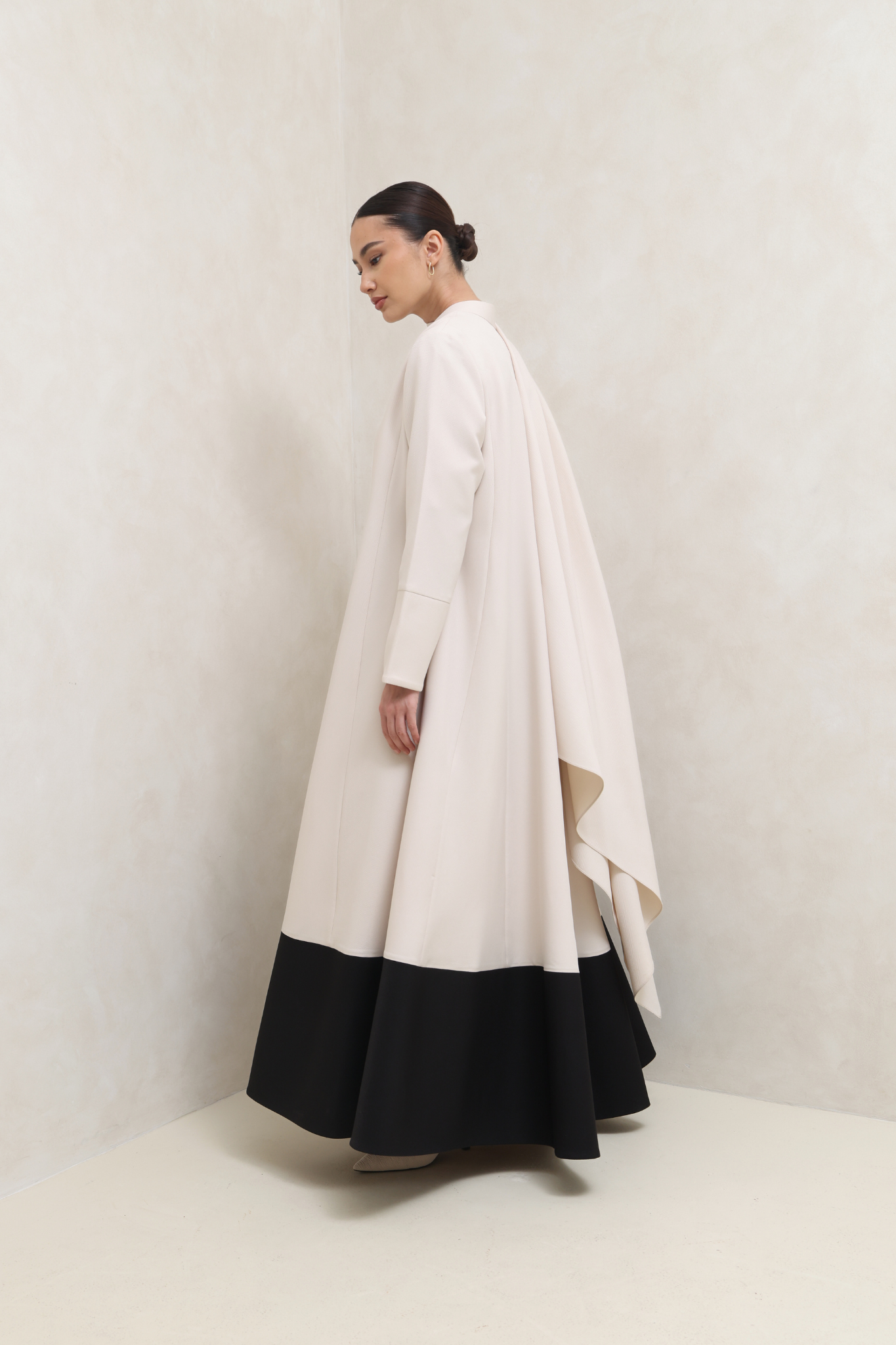 عباية أنيقة باللونين البيج والأسود