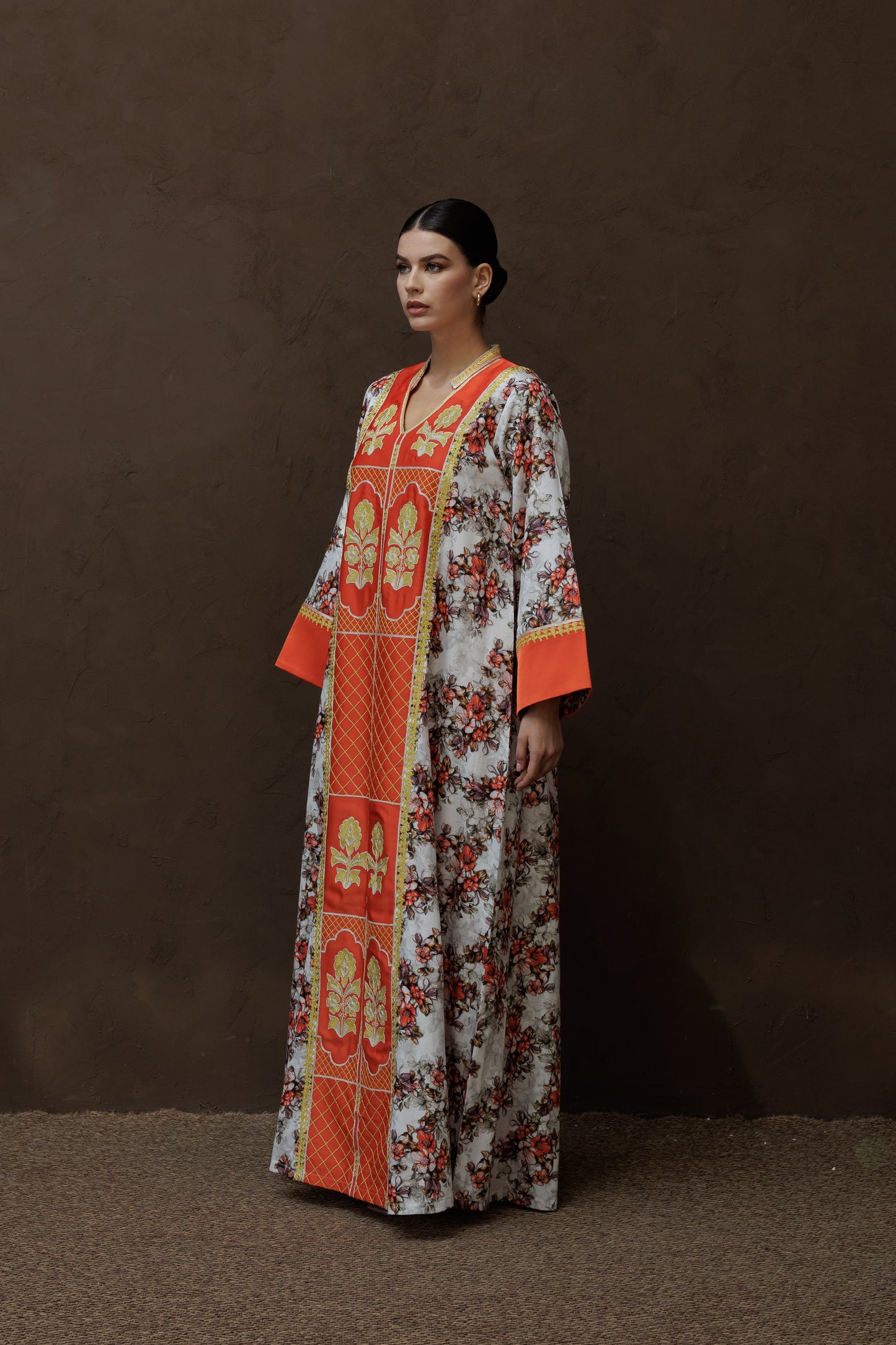 جلابية بإطار من الساتان