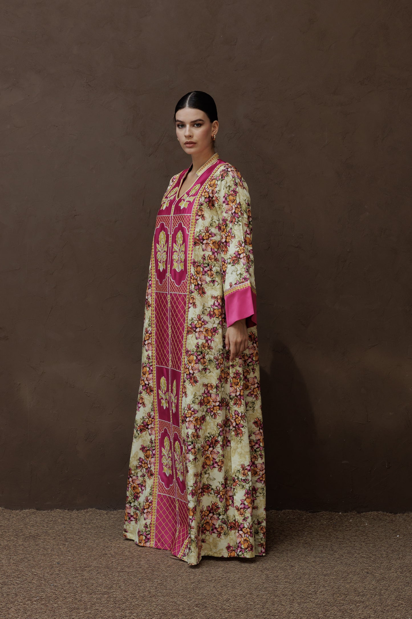 جلابية بإطار من الساتان