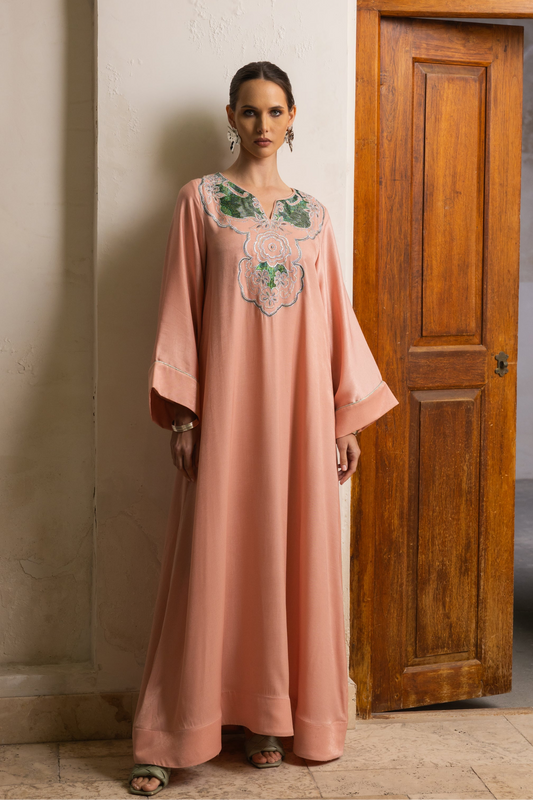 جلابية مطرزة بالزهور اللامعة