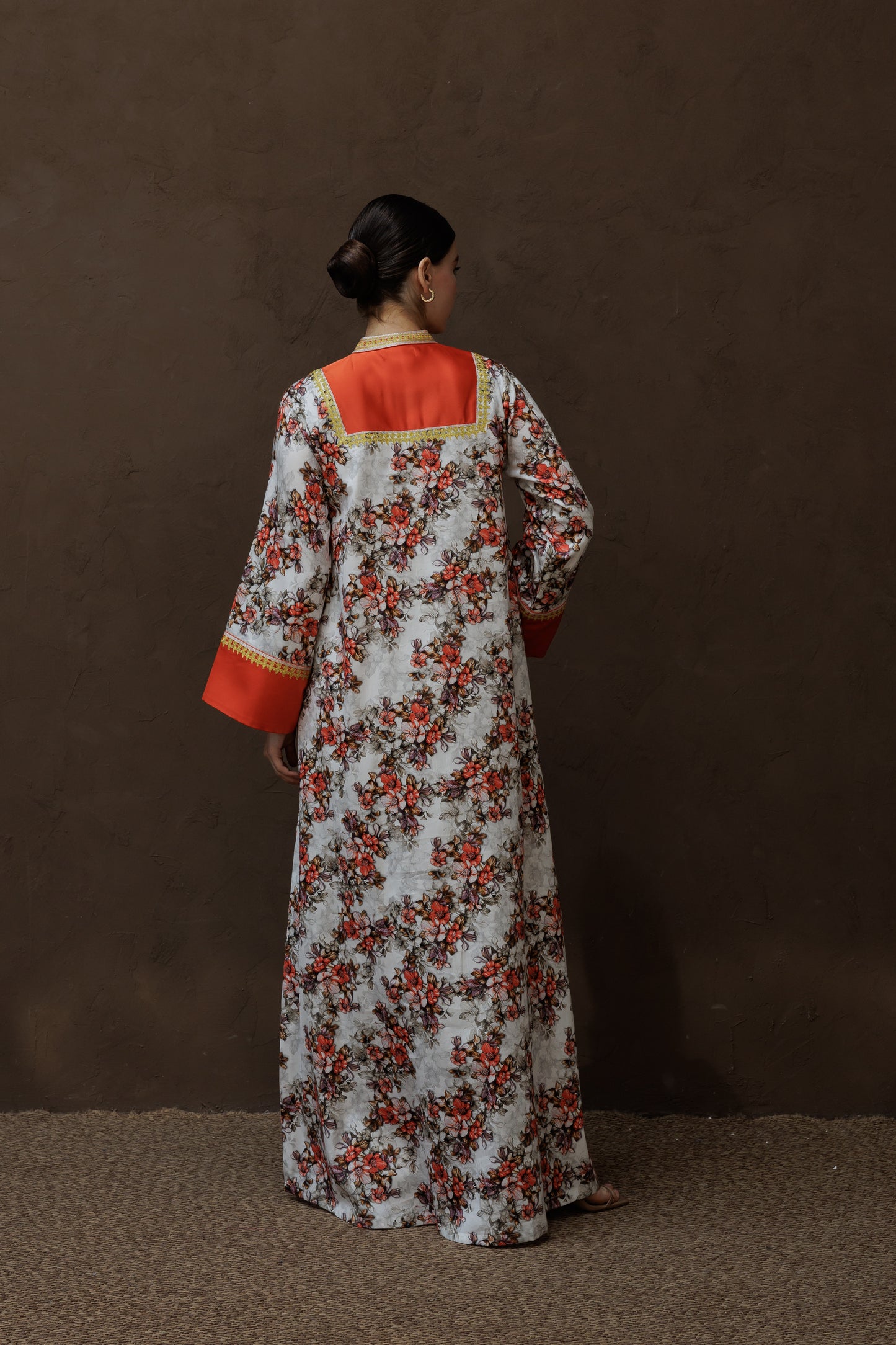 جلابية بإطار من الساتان