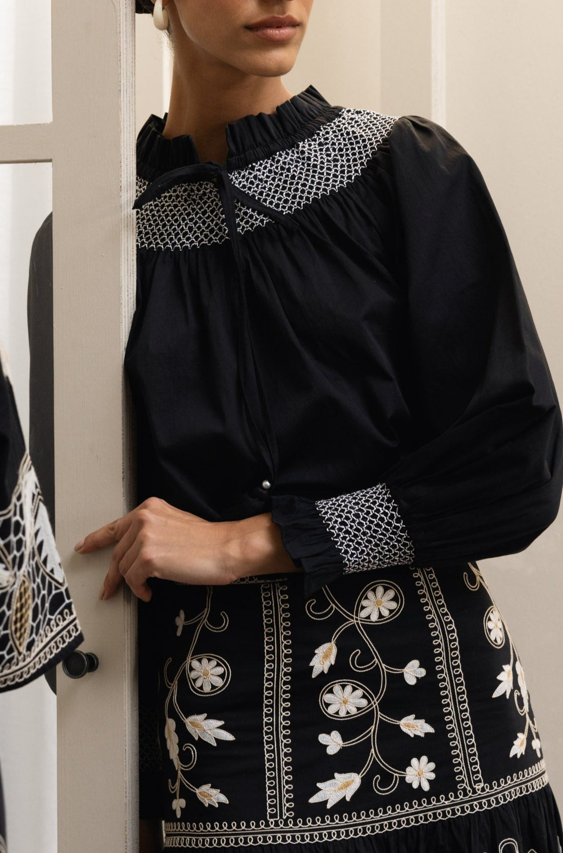 طقم تنورة مزينة بنقشة أزهار قرص العسل