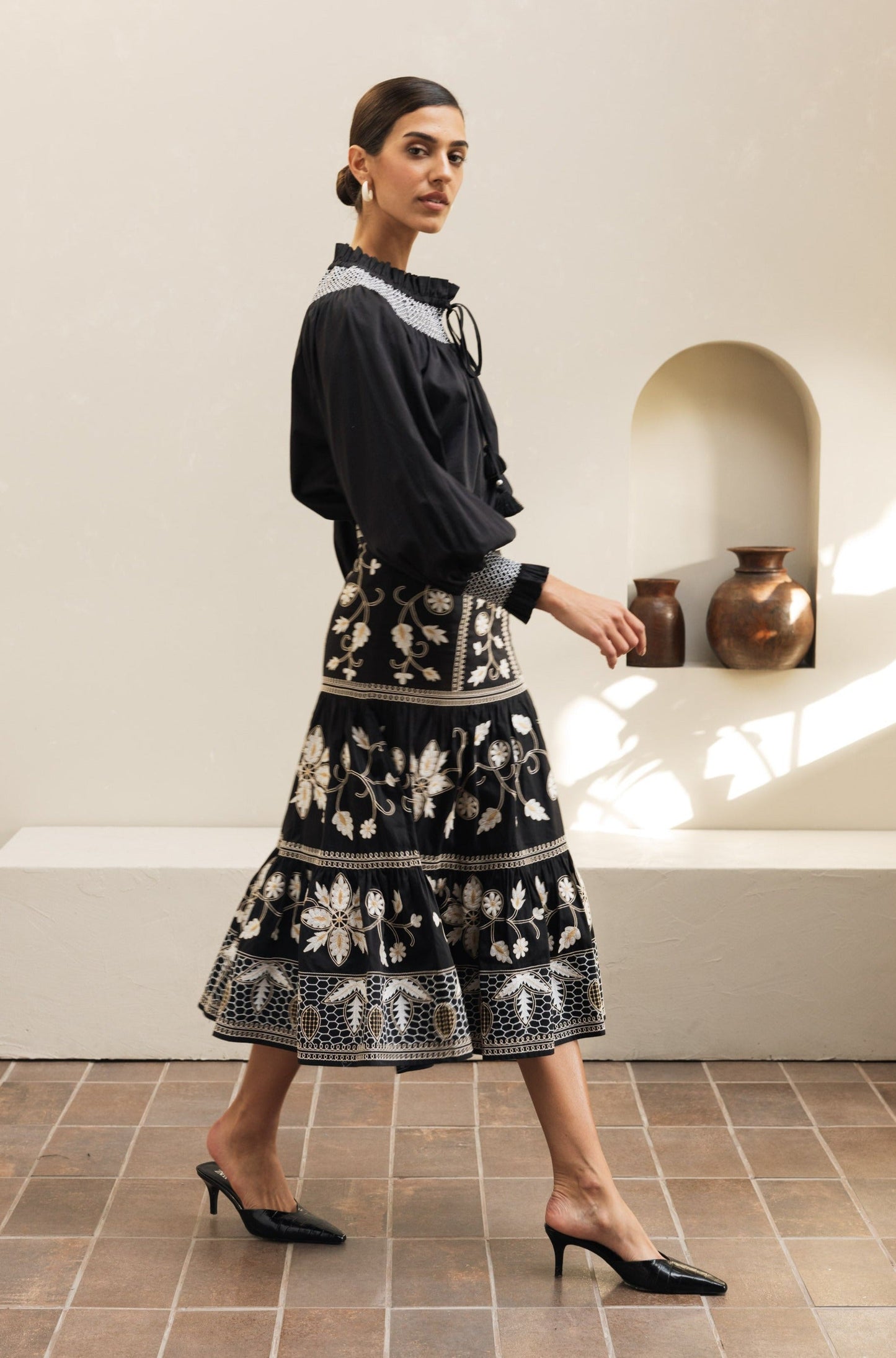 طقم تنورة مزينة بنقشة أزهار قرص العسل