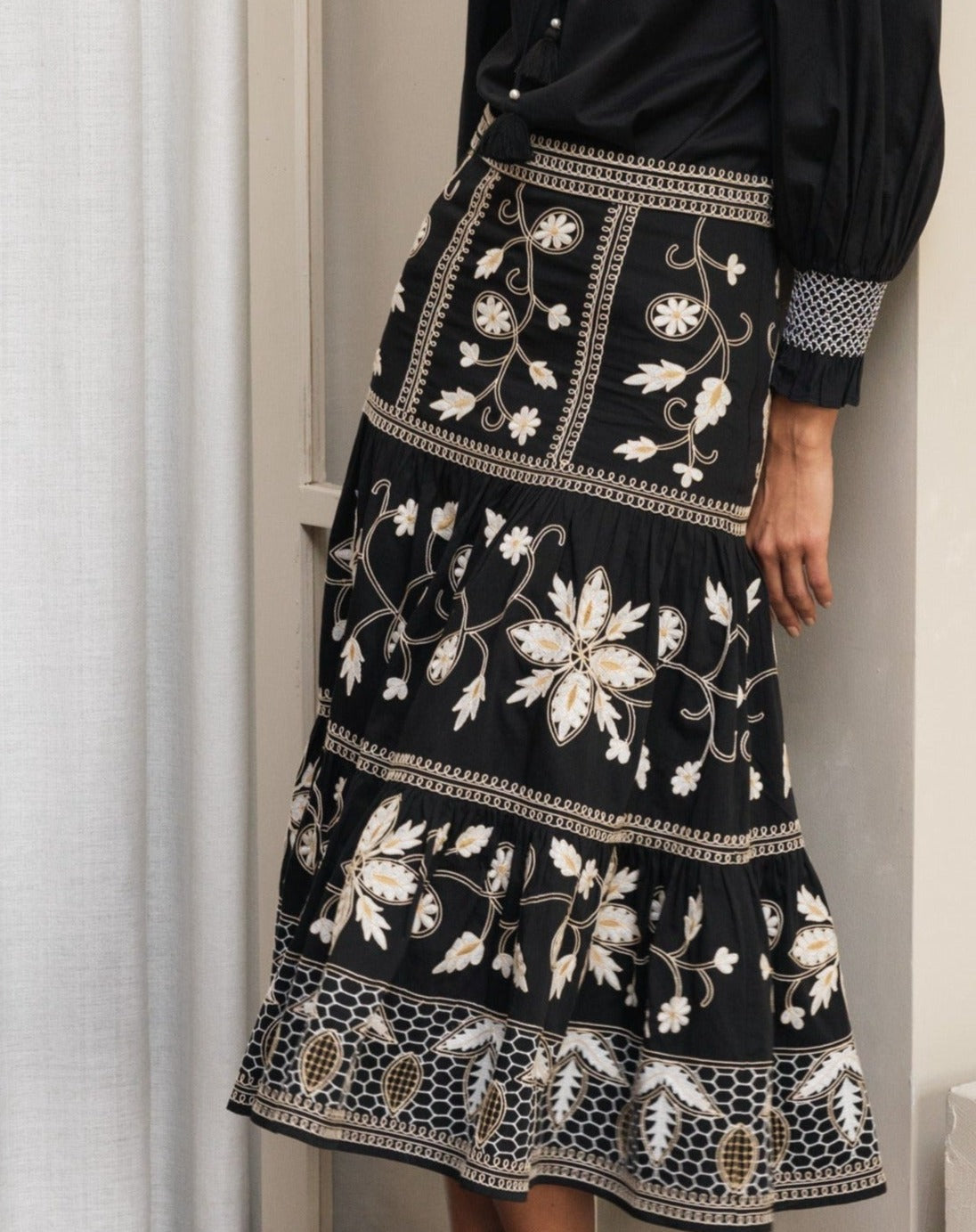 طقم تنورة مزينة بنقشة أزهار قرص العسل