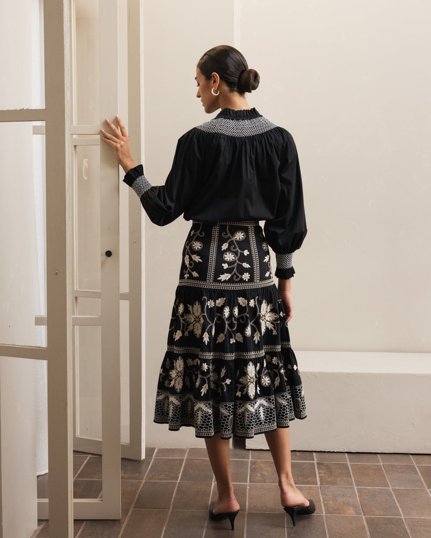 طقم تنورة مزينة بنقشة أزهار قرص العسل