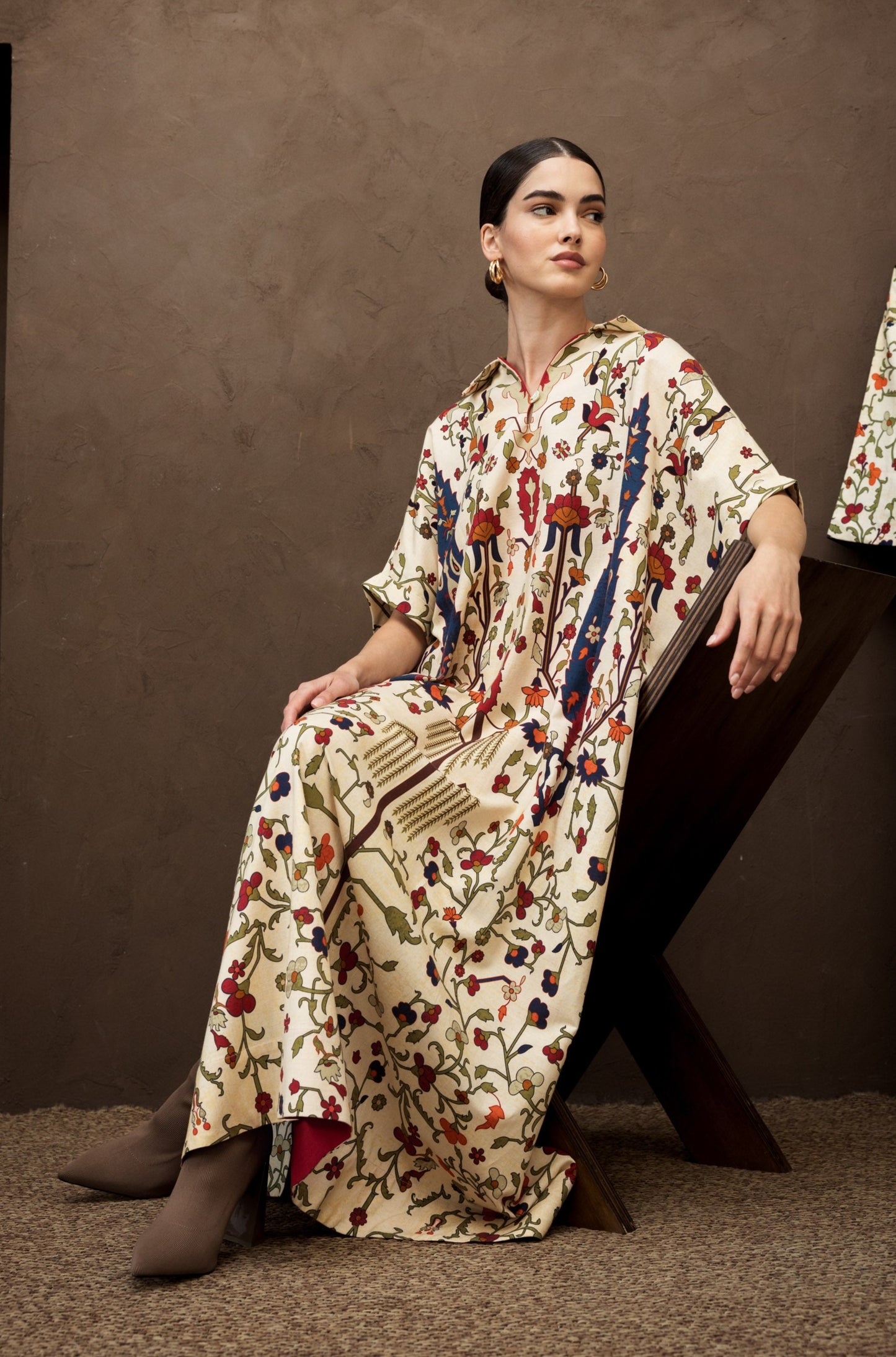 فستان قميصي فضفاض باللون البيج مع نقشة زهور