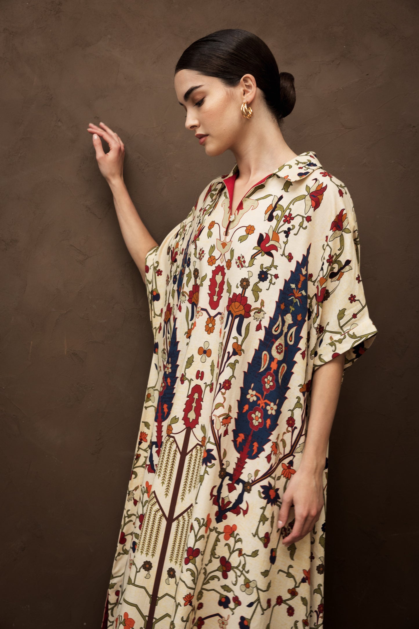 فستان قميصي فضفاض باللون البيج مع نقشة زهور