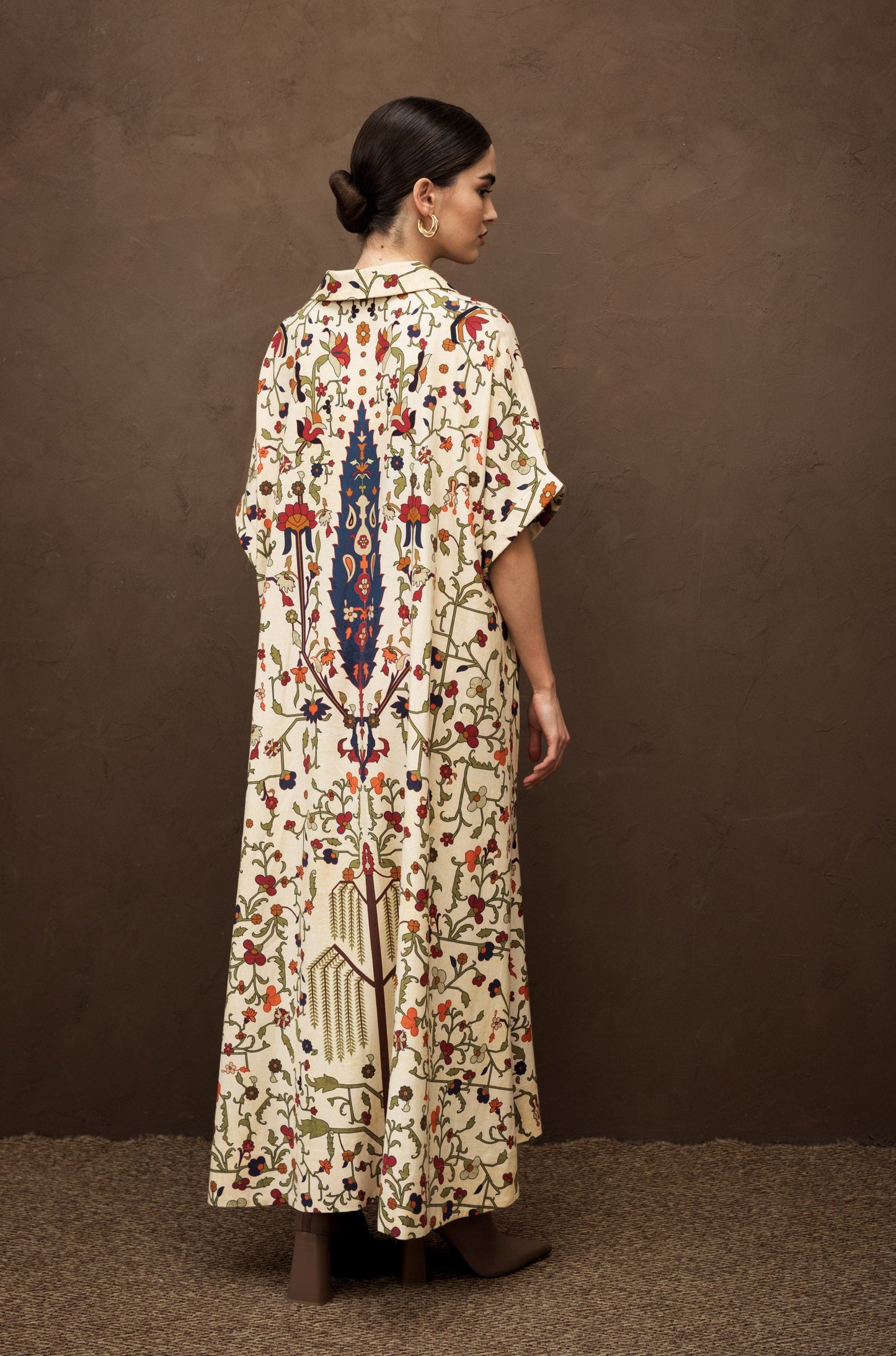 فستان قميصي فضفاض باللون البيج مع نقشة زهور