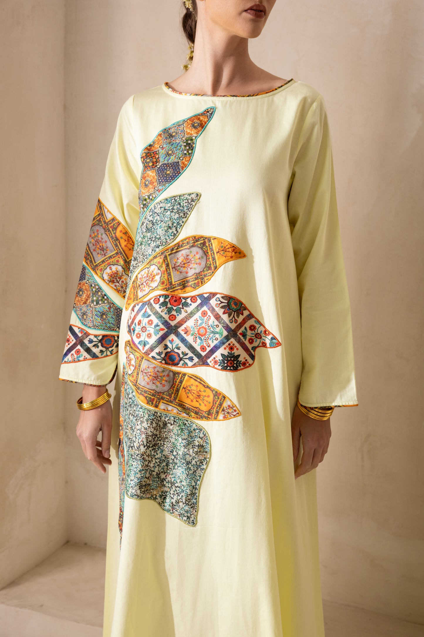 جلابية مرقعة بأوراق الشجر