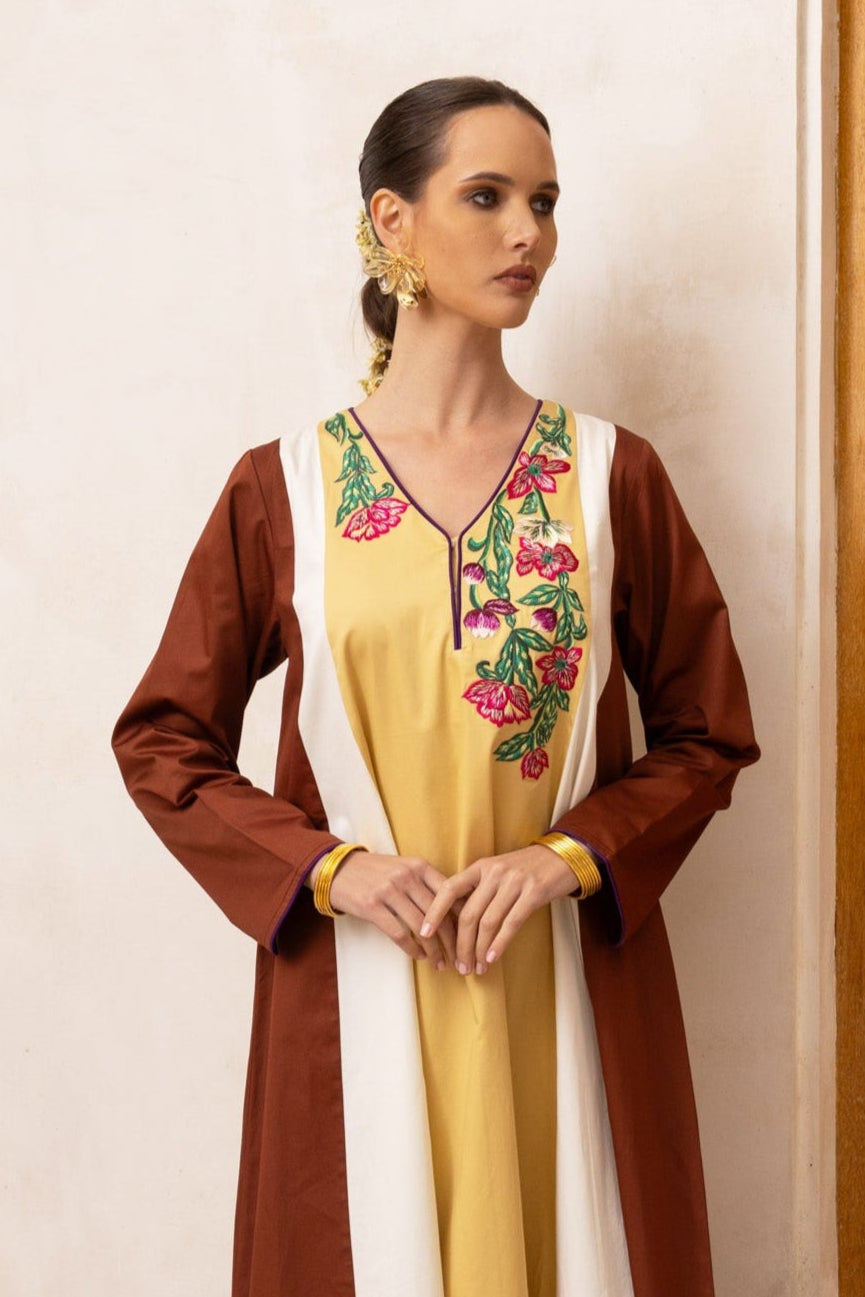 جلابية مطرزة بنقشة الزهور بألوان متعددة