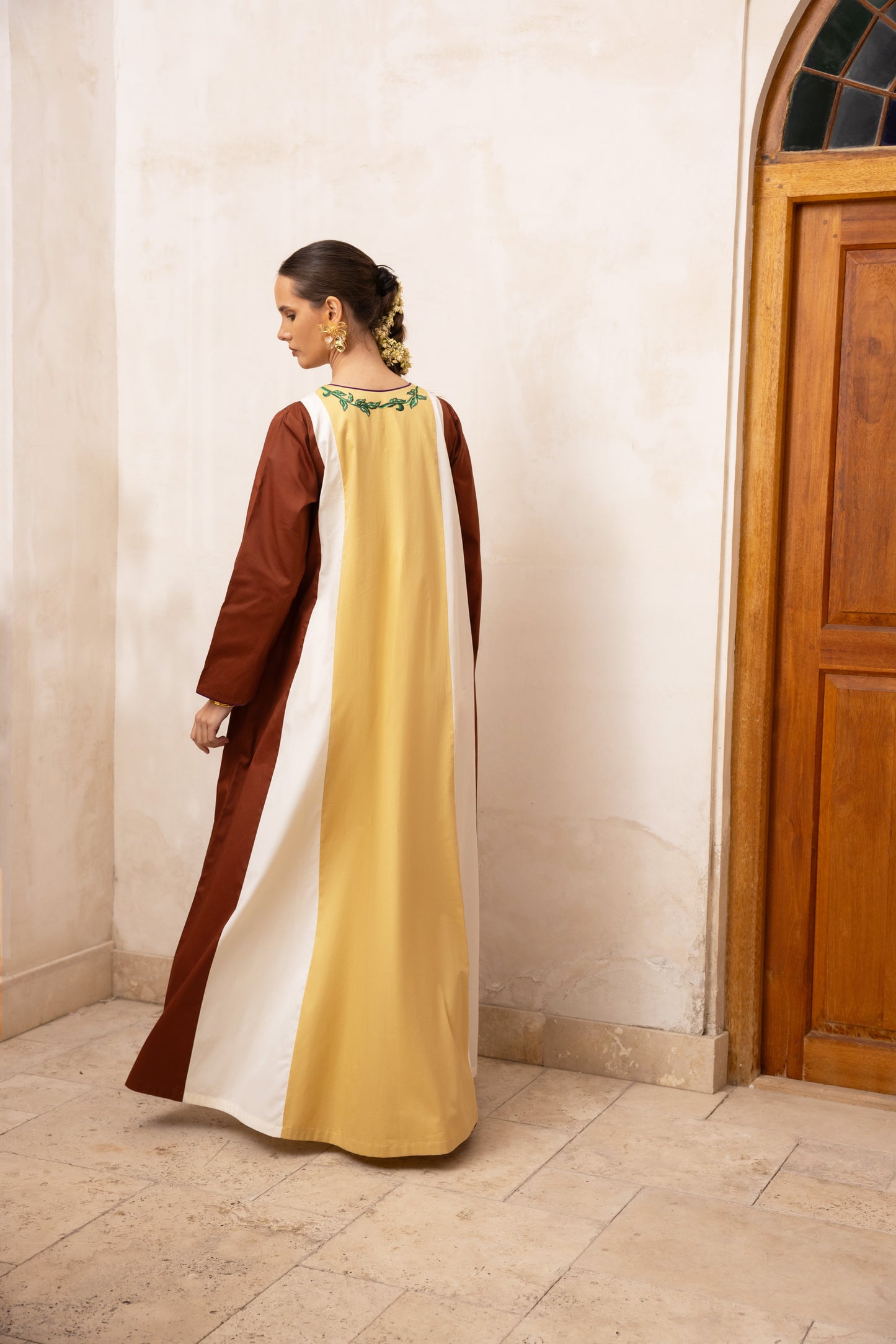 جلابية مطرزة بنقشة الزهور بألوان متعددة