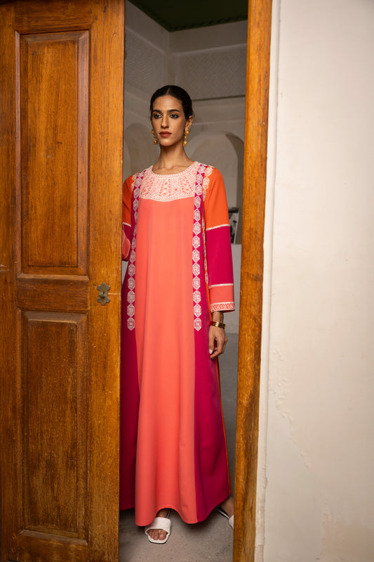 جلابية مطرزة هندسيا