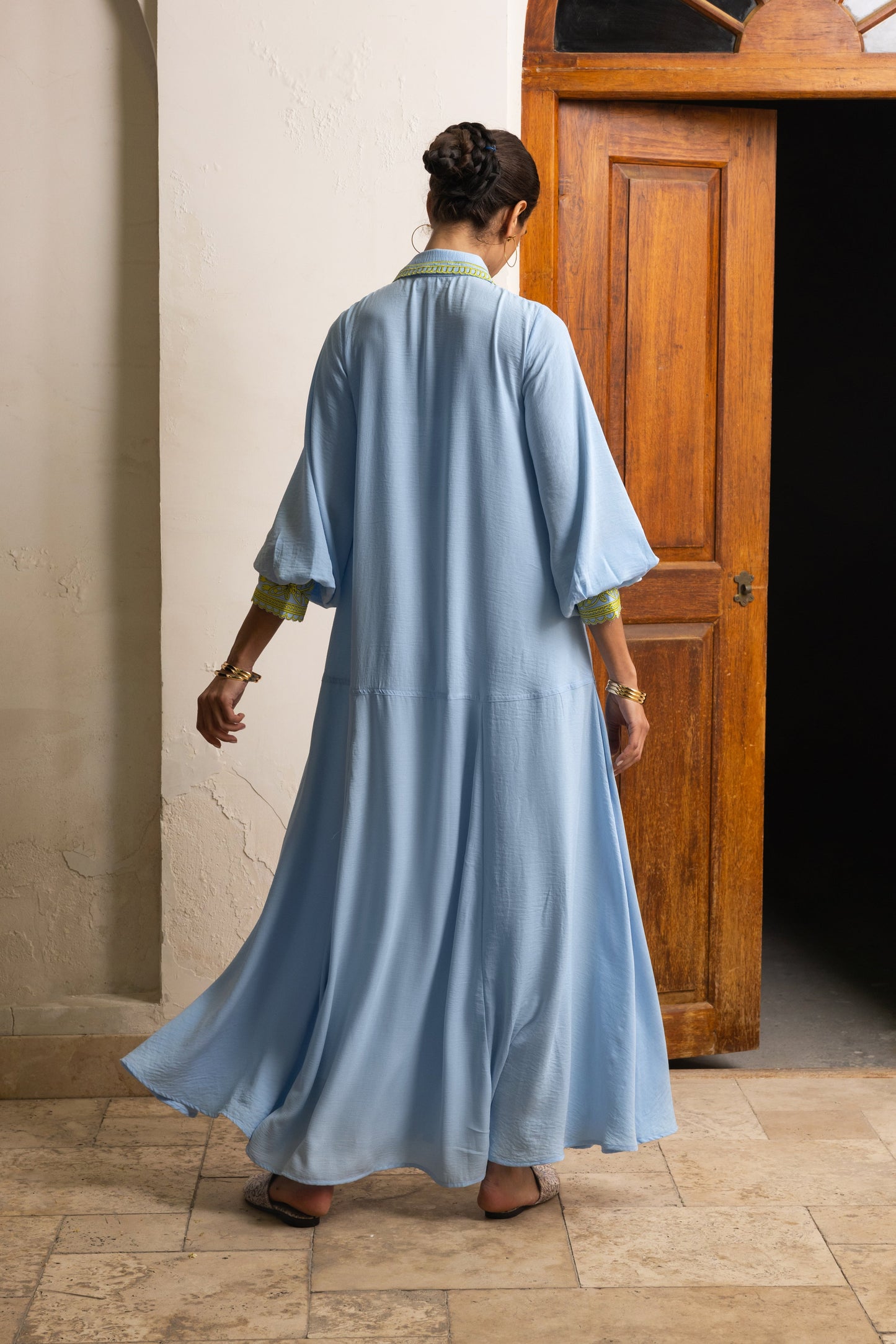 جلابية مطرزة بأزرار وزهور