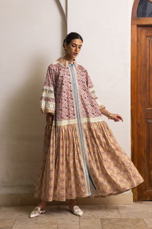 فستان مزين بالزهور الصغيرة