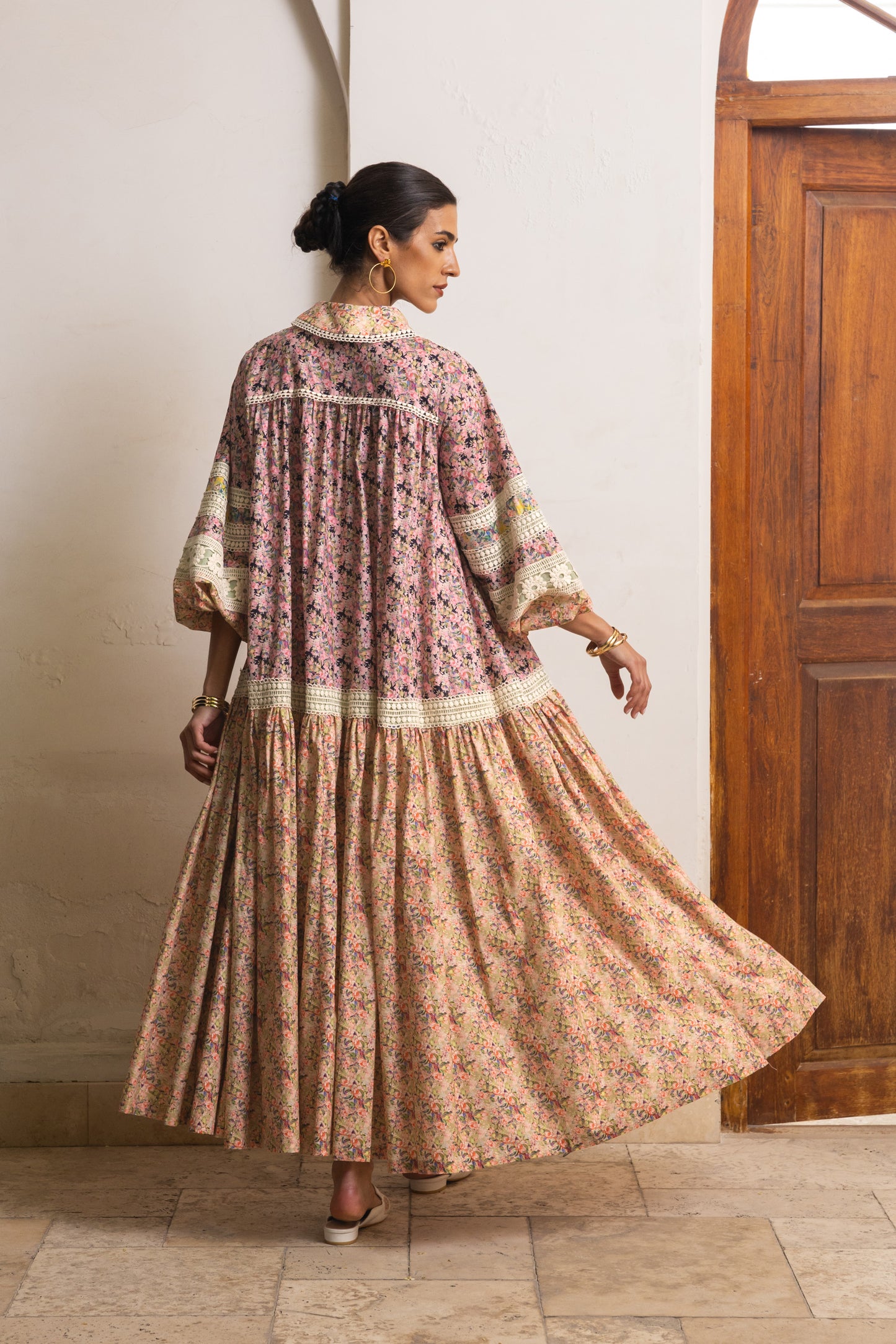 فستان مزين بالزهور الصغيرة