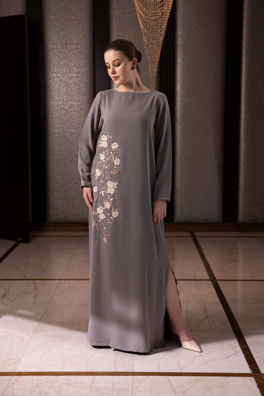 جلابية مزخرفة بالزهور الناعمة