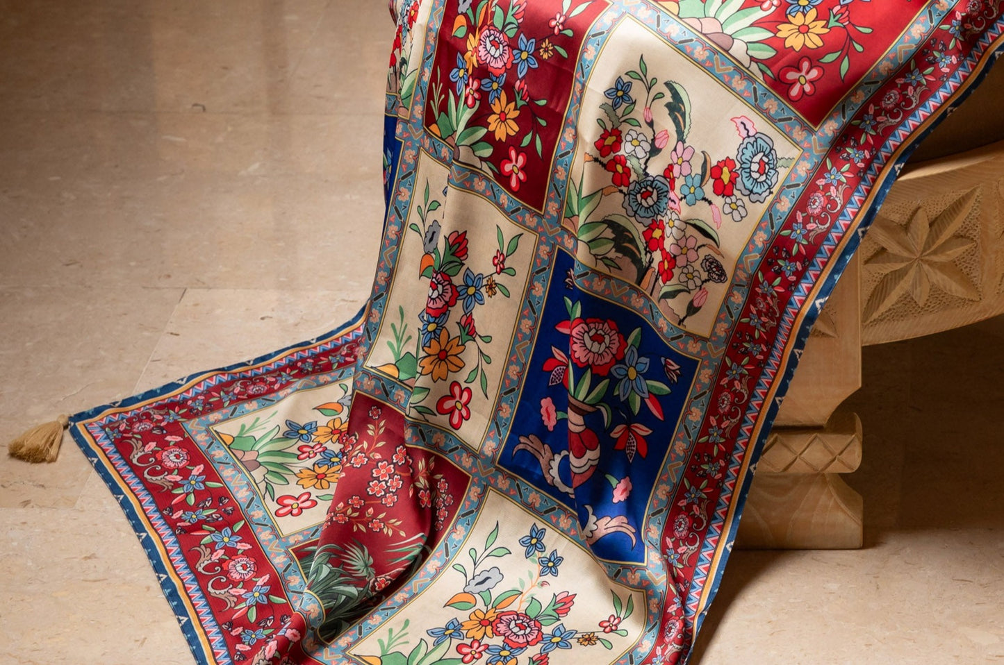 وشاح حريري برسومات زهور