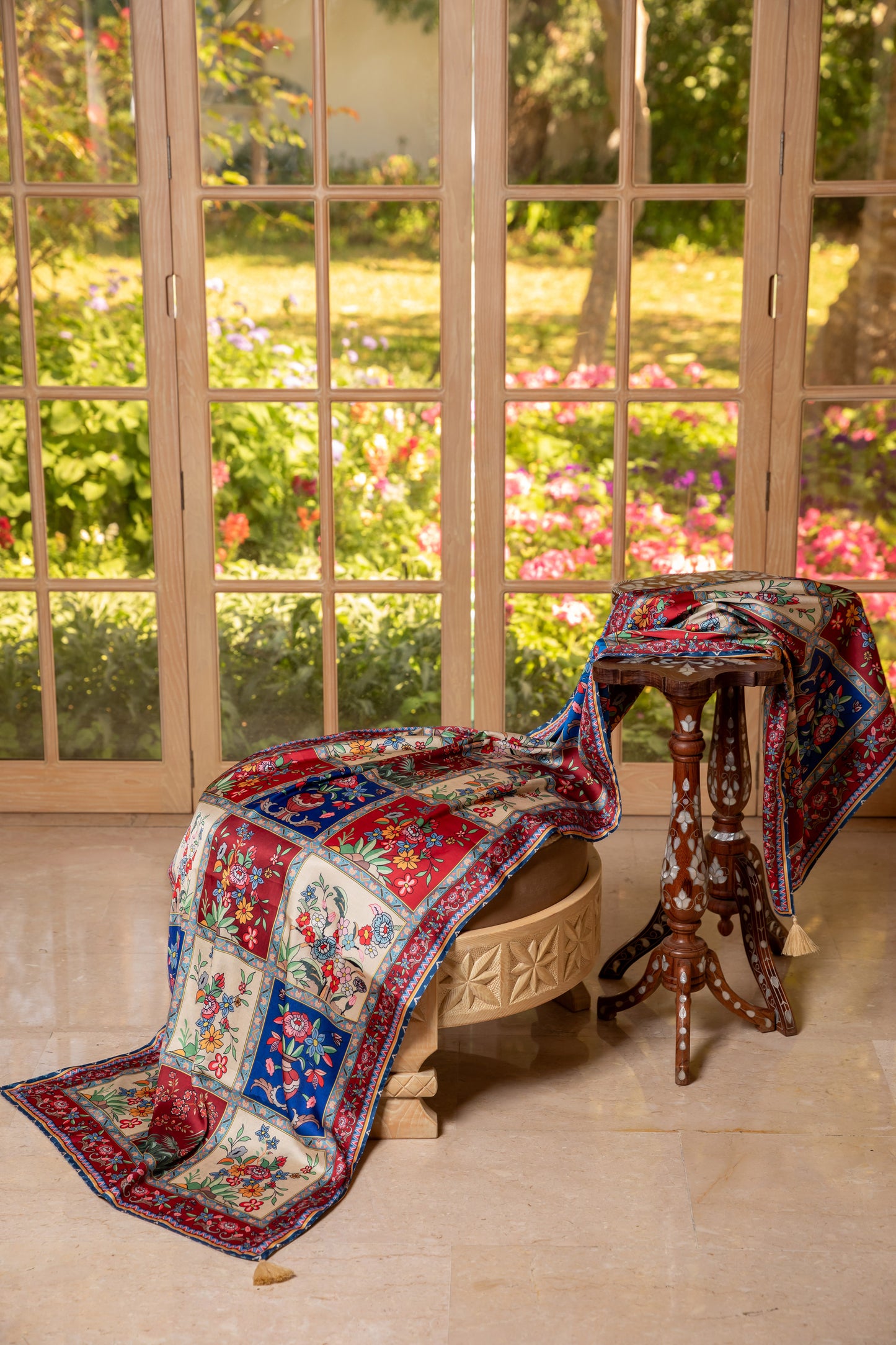 وشاح حريري برسومات زهور