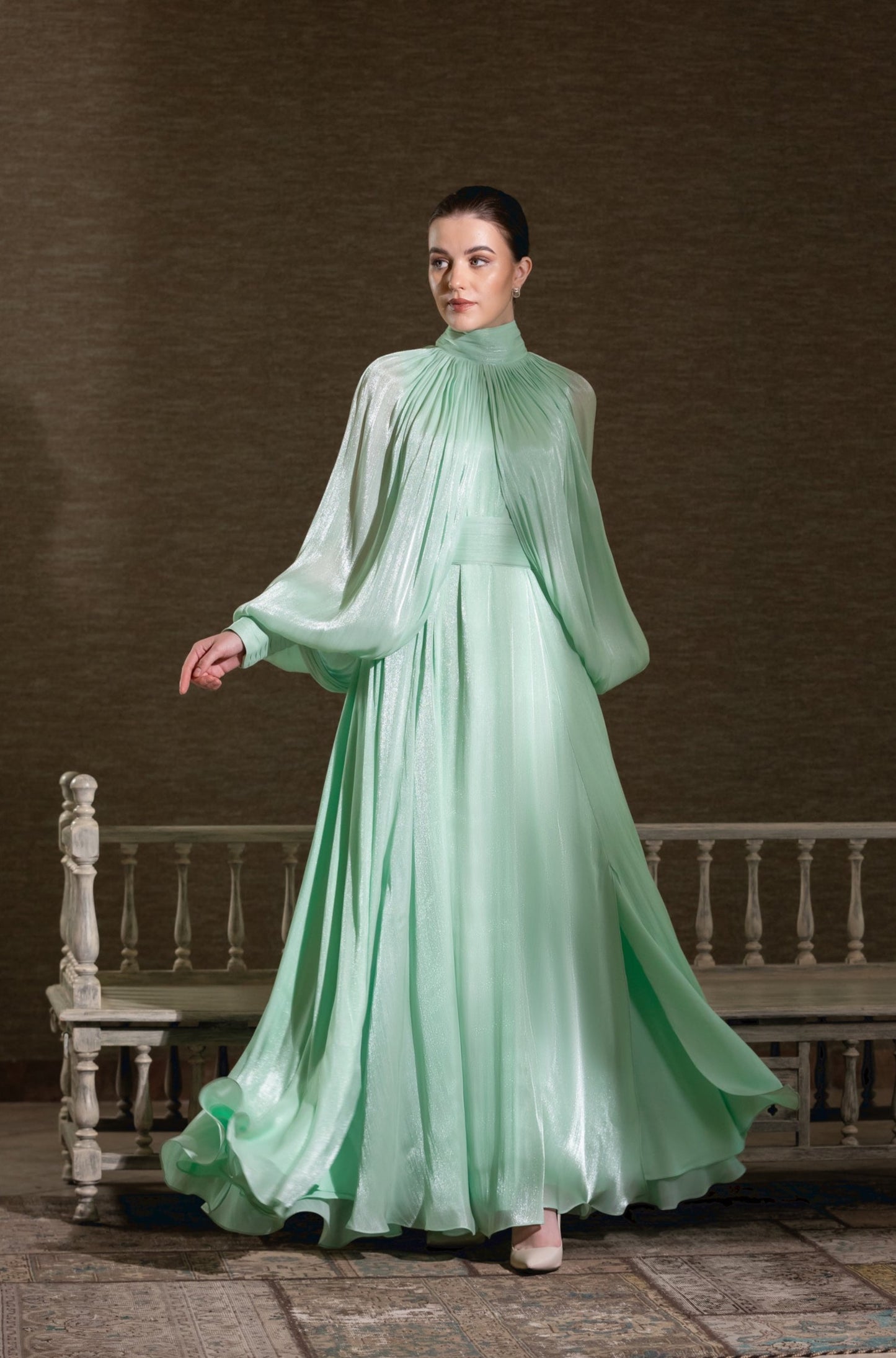 فستان أنيق باللون الأخضر النعناعي - بياقة عالية وأكمام منفوخة