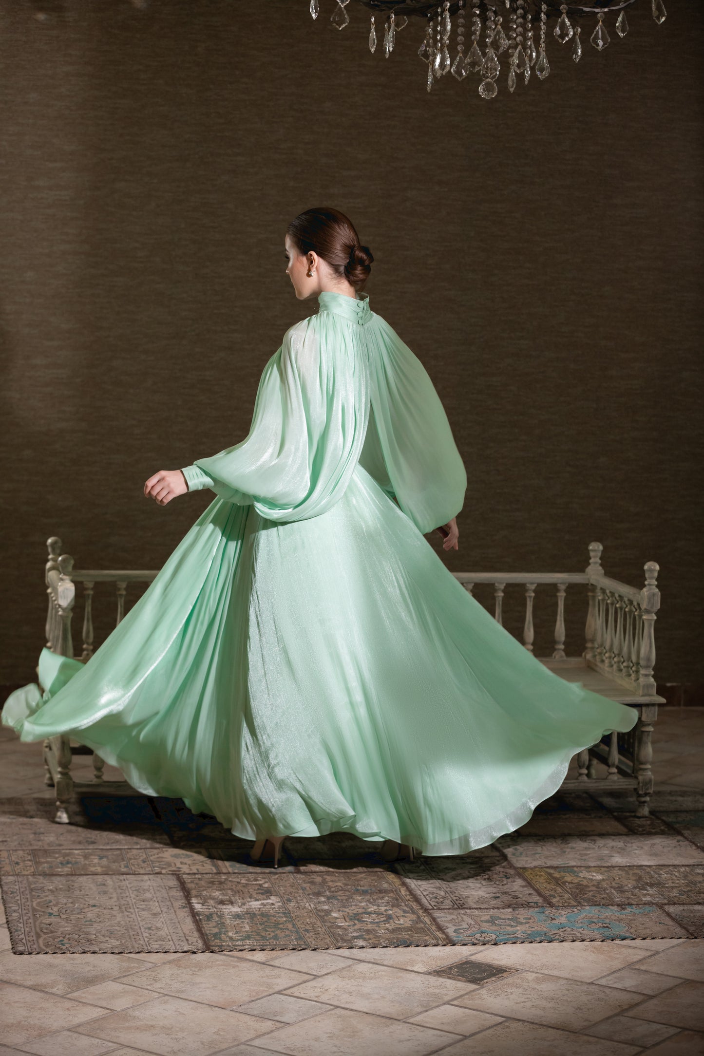 فستان أنيق باللون الأخضر النعناعي - بياقة عالية وأكمام منفوخة