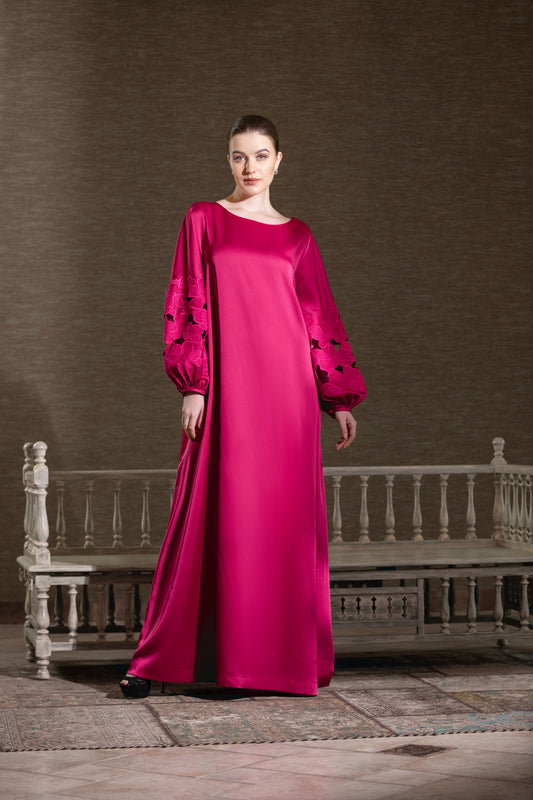 فستان مطرز بفتحات زهرية