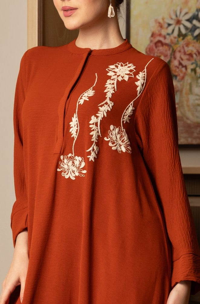 فستان قميصي مزين بالزهور باللون الأبيض