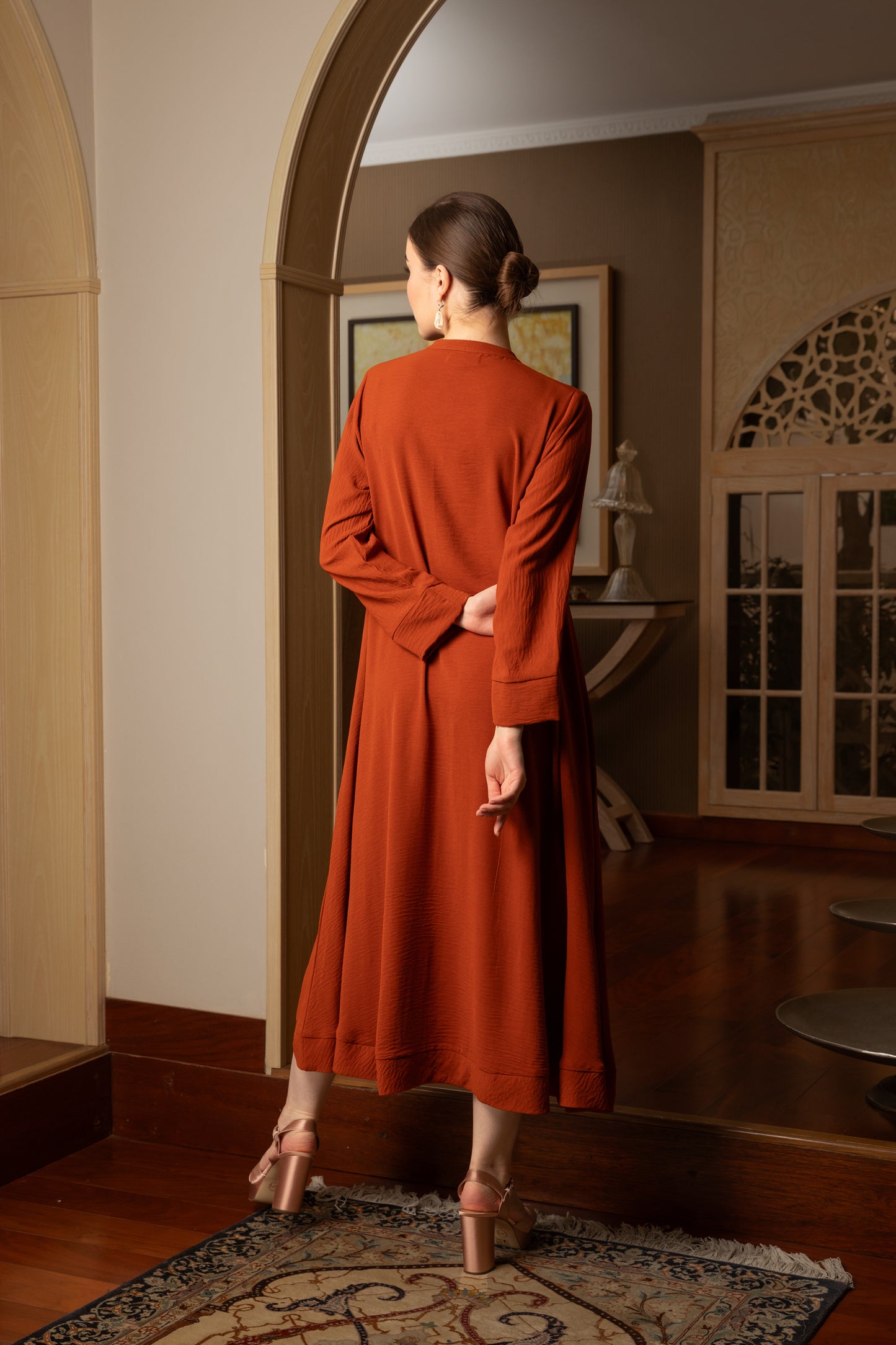 فستان قميصي مزين بالزهور باللون الأبيض