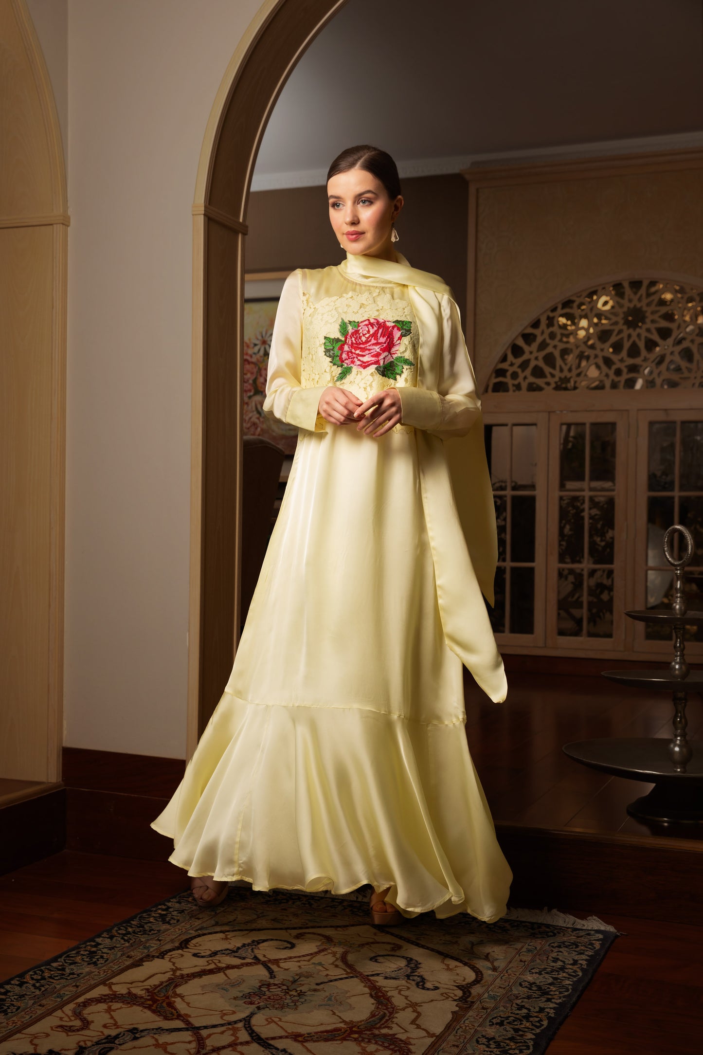 فستان وشاح الورد