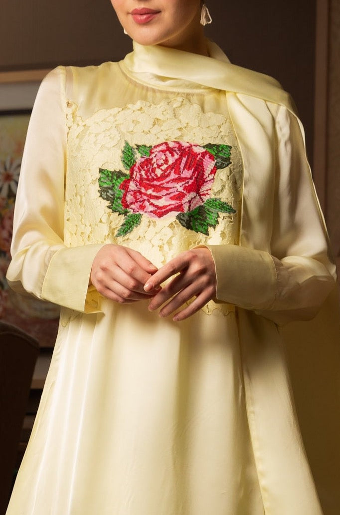 فستان وشاح الورد