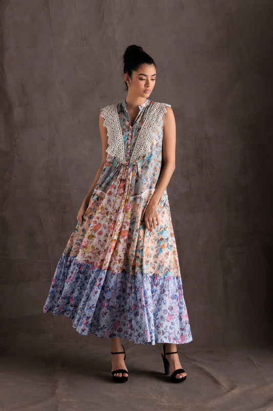 فستان زهري مزين بالدانتيل على شكل حرف V