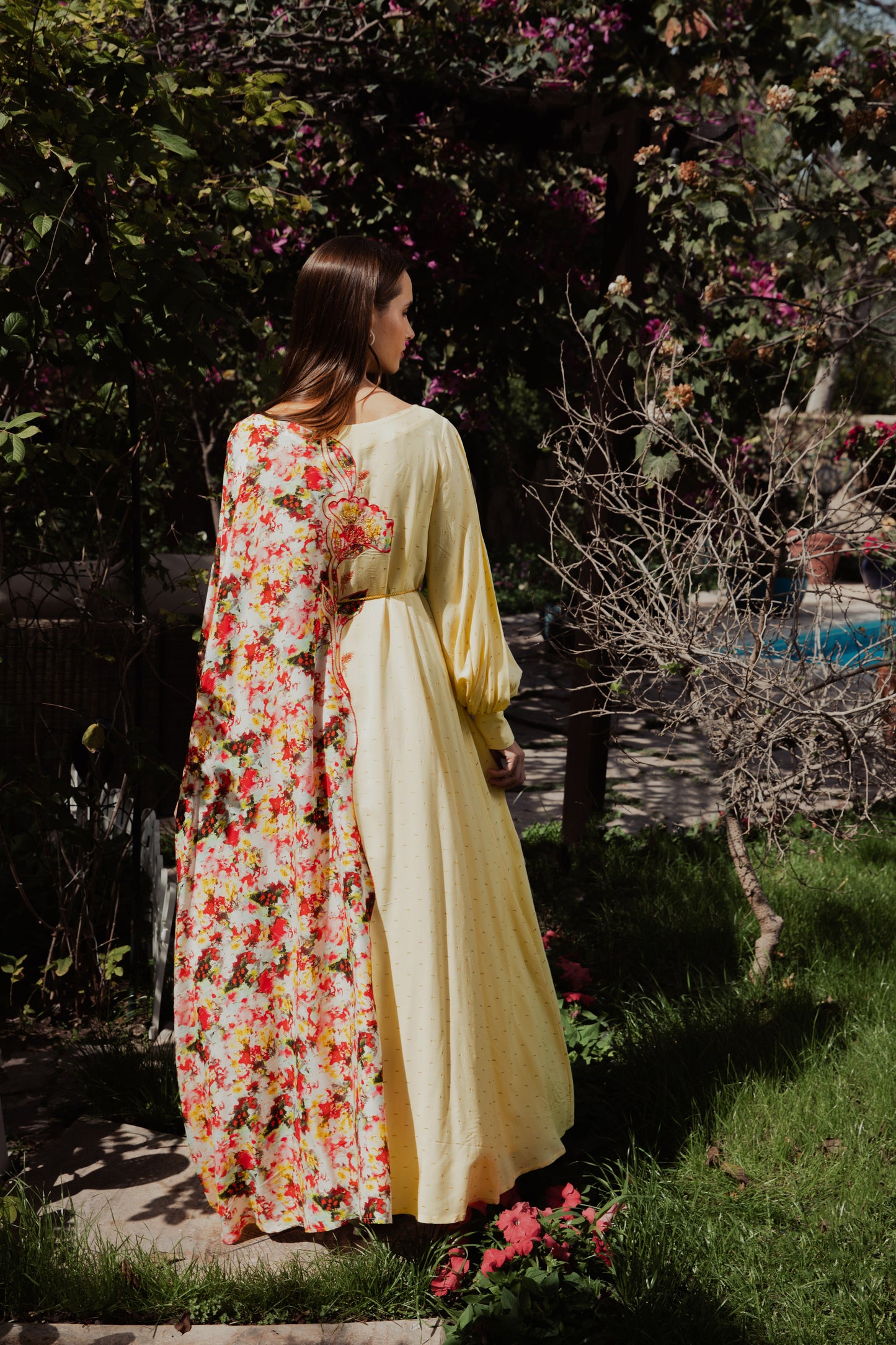 فستان الفراشة الجانبية