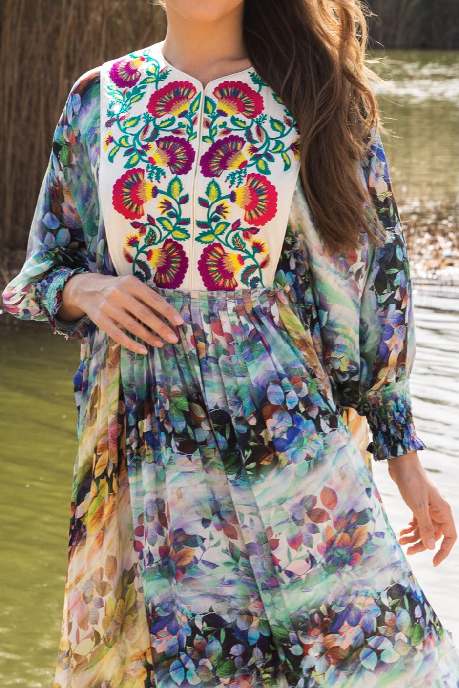 جلابية مطرزة بطبعات متعددة