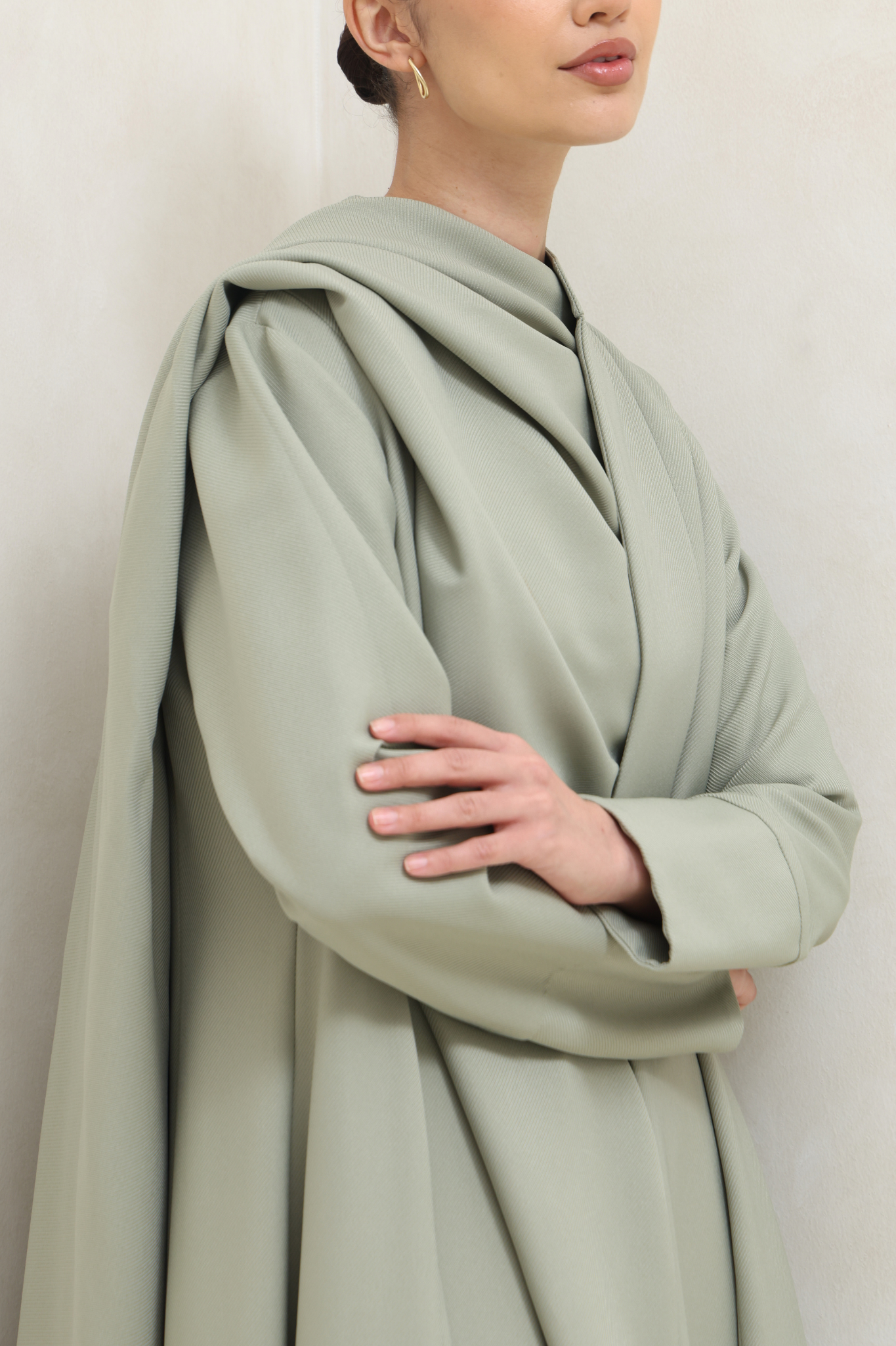 عباية أنيقة باللونين البيج والأسود