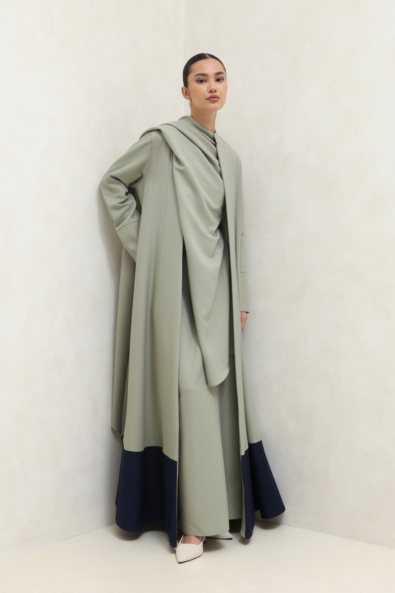 عباية أنيقة باللونين البيج والأسود