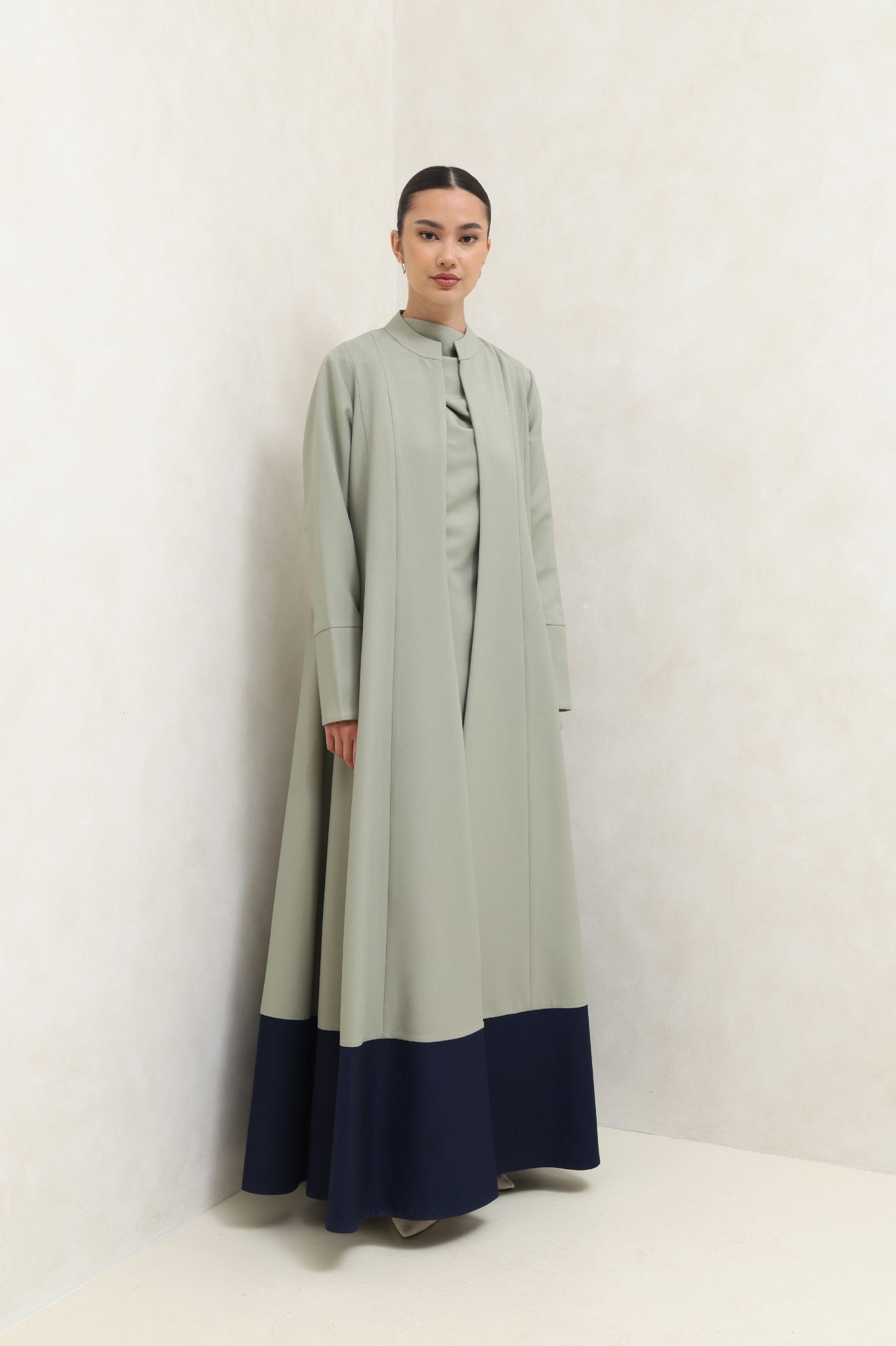 عباية أنيقة باللونين البيج والأسود