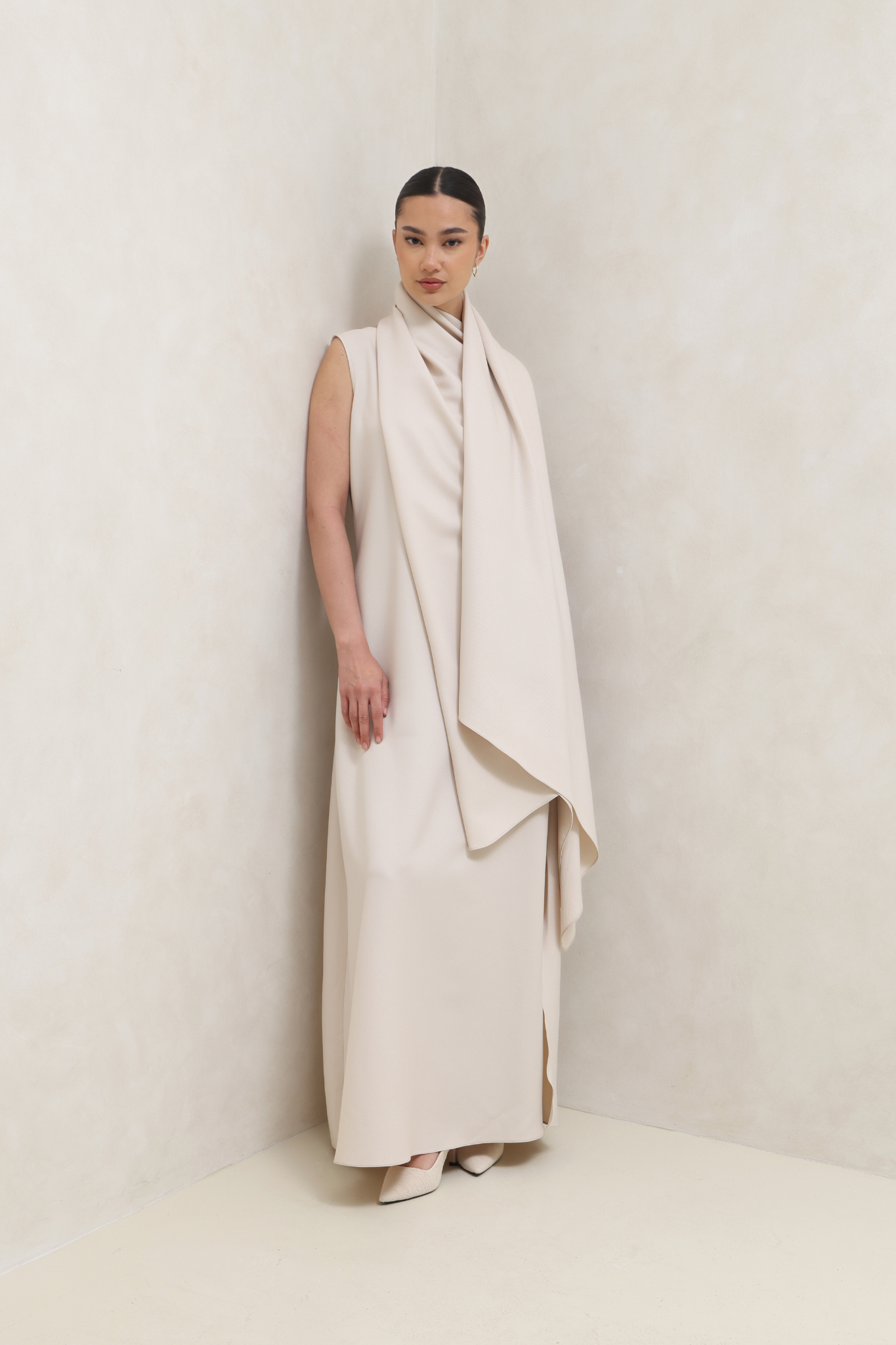 فستان عاجي بتصميم انسيابي ناعم